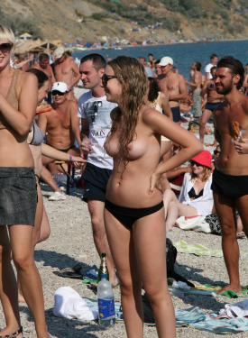 Topless candid chicks in the beach crowd